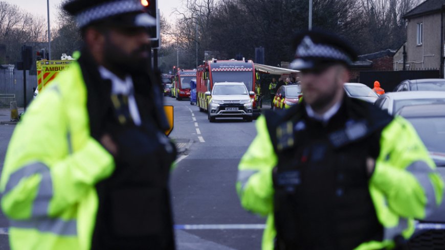 🔵 Incendio en una subestación eléctrica en Londres obligó al cierre total del aeropuerto de Heathrow, afectando a más de 1.300 vuelos y dejando a miles de pasajeros varados. La Policía Antiterrorista investiga el incidente, aunque aún no hay indicios de un acto criminal.