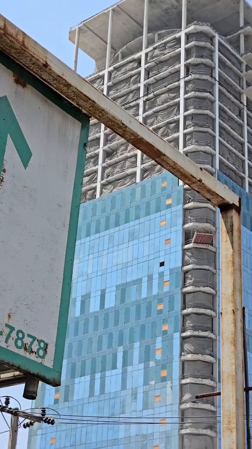 Última Hora: Un edificio en construcción en el distrito de Chatuchak, Bangkok, #Tailandia, colapsó tras el fuerte terremoto en #Myanmar.

Myanmar fue sacudido por un sismo de magnitud 7.7, seguido de una réplica de magnitud 6.4.