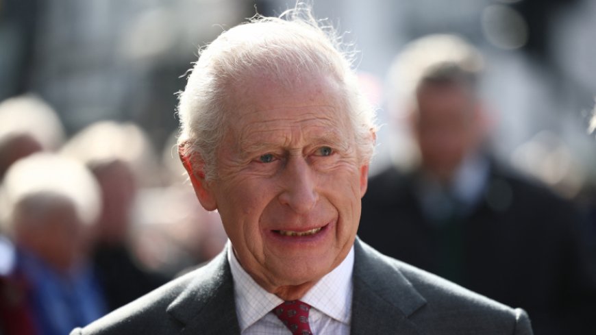 🔵 El rey Carlos III reaparece en público tras su hospitalización por efectos secundarios del tratamiento contra el cáncer. El monarca fue visto saludando desde su coche al salir de Clarence House, tras un corto periodo de observación. Su estado de salud sigue evolucionando