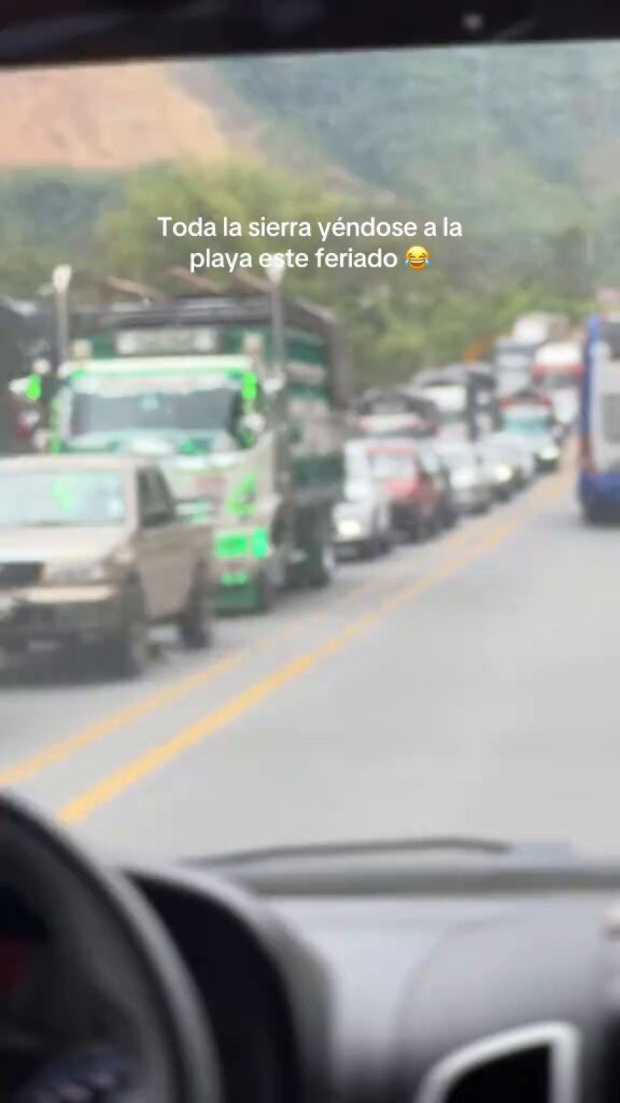 Éxodo por el feriado: la Sierra se moviliza masivamente Desde tempranas horas, miles de personas iniciaron su salida hacia la Costa y otros destinos turísticos del país. Las principales vías registran alto flujo vehicular, especialmente las rutas Quito–Santo Domingo, Ambato–Baños y Cuenca–Guayaquil. El feriado genera un importante movimiento económico y turístico, pero también alerta a las autoridades por posibles congestionamientos y accidentes en carretera