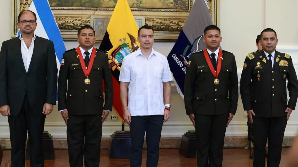 Presidente Noboa condecora a militar y policía por captura de secuestradores
