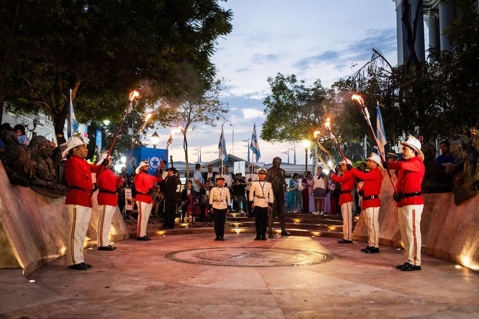 Guayaquil rinde homenaje con Saludo a la Aurora Gloriosa