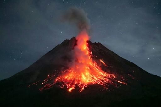 Erupción del volcán Merapi en Indonesia suspende vuelos y clases por riesgo sísmico