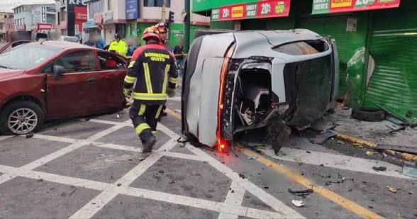 Accidente vial deja vía cerrada en la intersección 13 de Junio con Equinoccial, San Antonio de Pichincha
