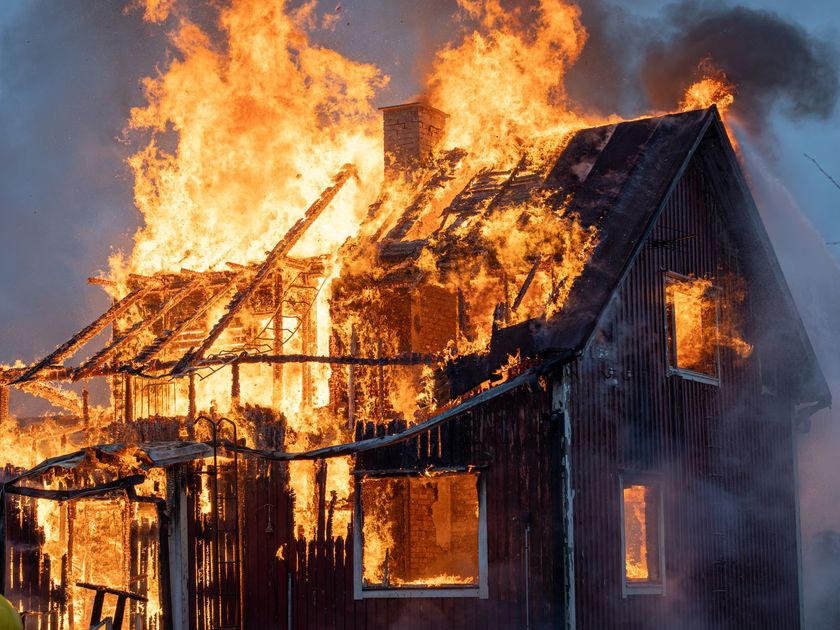 Incendio en Riobamba deja viviendas dañadas mientras Bomberos controlan la emergencia