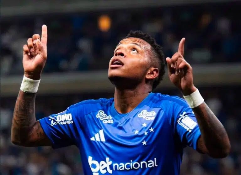 Keny Arroyo brilla con golazo ante Flamengo y consolida su papel clave