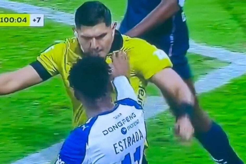 Michael Estrada y árbitro Bryan Loayza protagonizan empujones tras triunfo de Liga