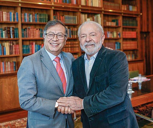 Petro niega reuniones con 'Fito' en Ecuador mientras evade preguntas sobre su estadía en Manta