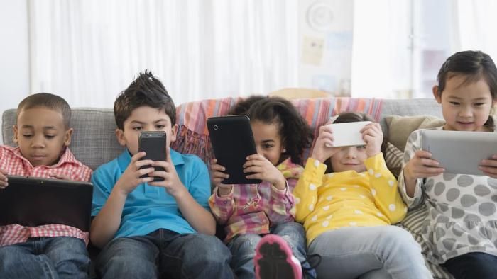 Ecuador avanza hacia la regulación digital para proteger la infancia frente al diseño adictivo