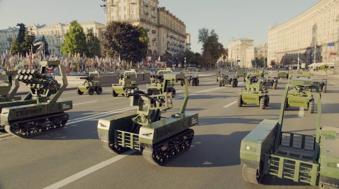 Ucrania presenta su flota de robots y drones en desfile histórico
