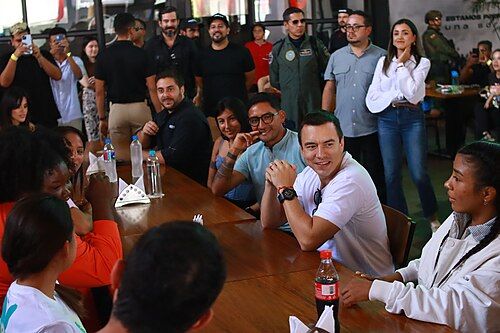 El riesgo país de Ecuador cae a 436 puntos en abril tras el impulso de las reformas del gobierno Noboa