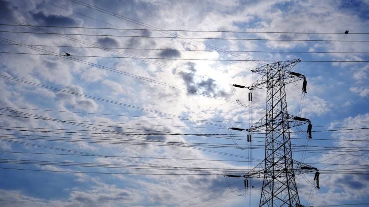 Gobierno implementa cortes eléctricos industriales para estabilizar la red durante el feriado nacional