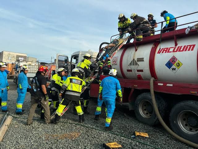 Dos hombres fallecen ahogados dentro de un tanquero industrial en el sector Vergeles de Guayaquil