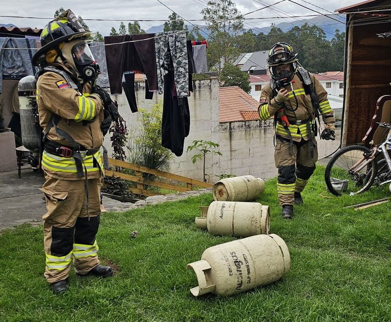 Bomberos ecuatorianos advierten sobre riesgos del gas y enseñan a detectar fugas preventivamente
