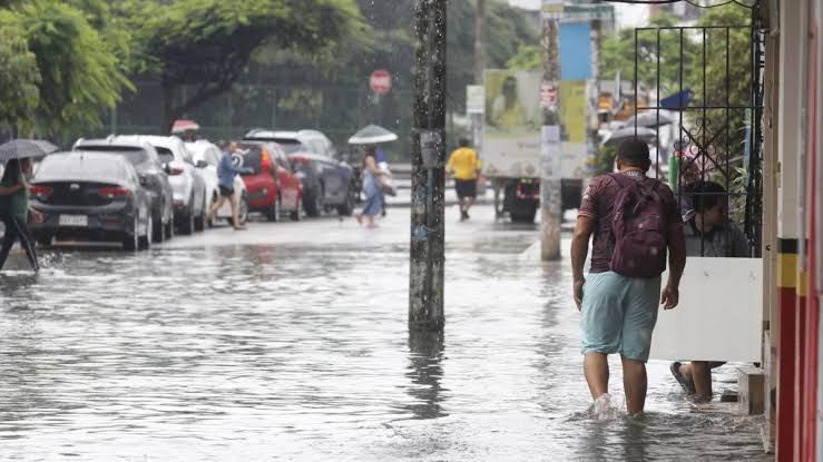 Alerta roja por lluvias extremas paraliza a Santiago; Fenómeno de El Niño suma 16 fallecidos