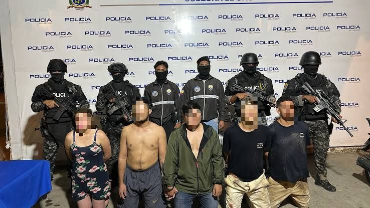 Fuerzas de seguridad detienen a cinco presuntos integrantes de 'Los Lobos' tras hallazgo forense en Guayaquil