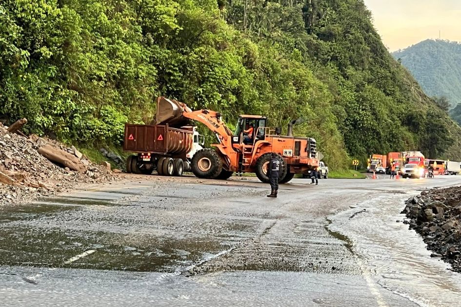 Lluvias cierran nuevamente la vía Alóag-Santo Domingo y obligan a redirigir tráfico hacia Mitad del Mundo