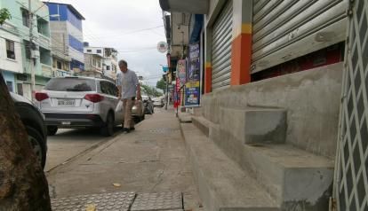 Amenaza del Niño obliga a negocios del norte de Guayaquil a blindarse con muros