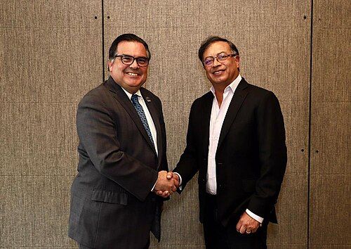 Petro minimiza el 'Libro de la Verdad' mientras Ecuador consolida su lucha anticorrupción
