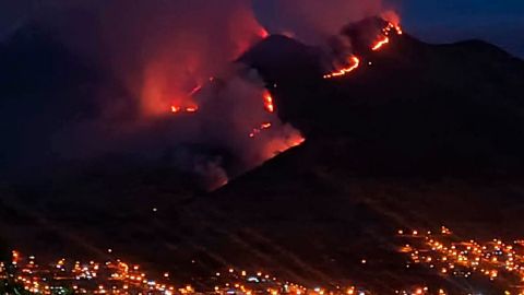Bomberos de Ecuador enfrentan incendio forestal en el volcán Imbabura con recursos limitados