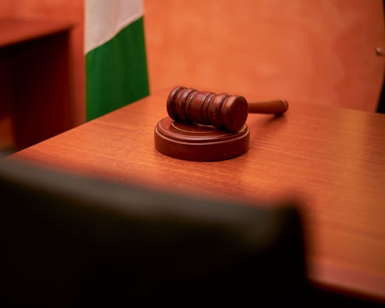 Exjueza de Montecristi recibe condena judicial por liberación ilegal de reos en caso de femicidios