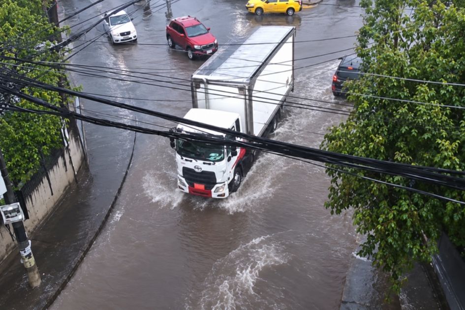 Tormenta con granizo paraliza tránsito en el Valle de Los Chillos