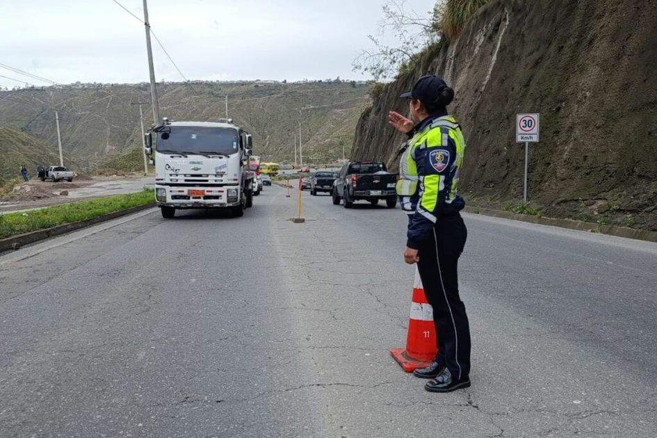 Vías ecuatorianas bajo prueba: Feriado de Difuntos e impacto del Niño