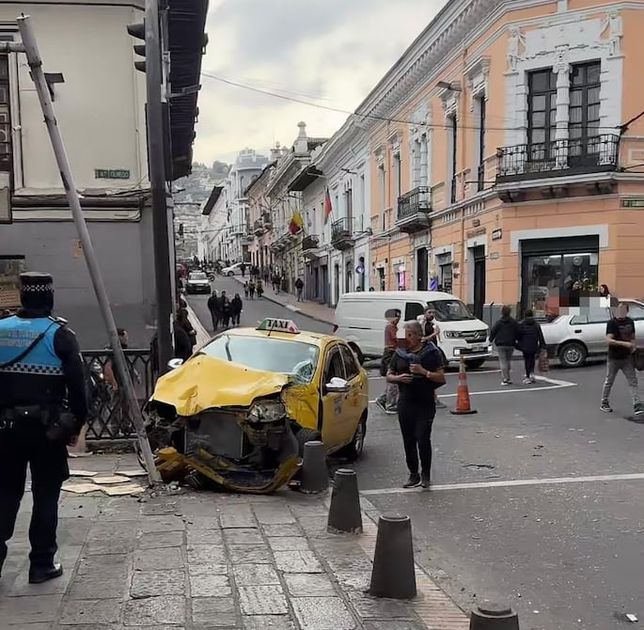 Choque entre bus escolar y taxi deja herido en centro histórico de Quito