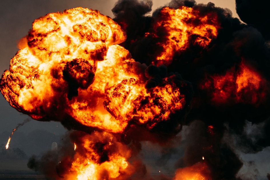 Militares destruyen 'casas del terror' en Puerto Bolívar con explosiones controladas
