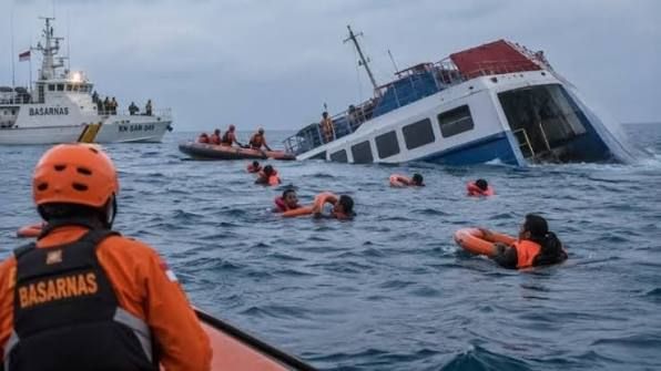 Tragedia marítima en Indonesia deja seis muertos y más de 100 desaparecidos tras vuelco de ferry