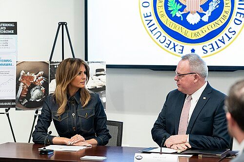 Melania Trump presenta robot humanoide con inteligencia artificial en cumbre de primeras damas en la Casa Blanca