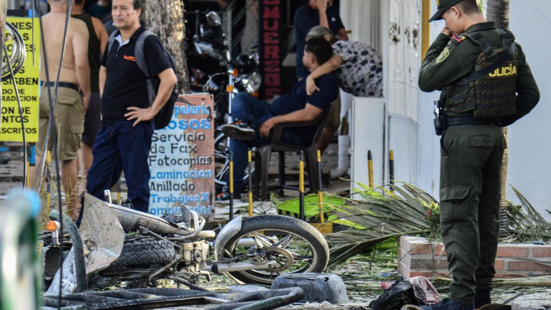Ataque con coche bomba contra policía en Colombia deja un muerto y once heridos