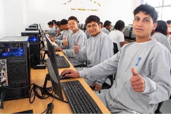Gobierno impulsa la educación digital en Ecuador con nueva plataforma para 2,8 millones de escolares