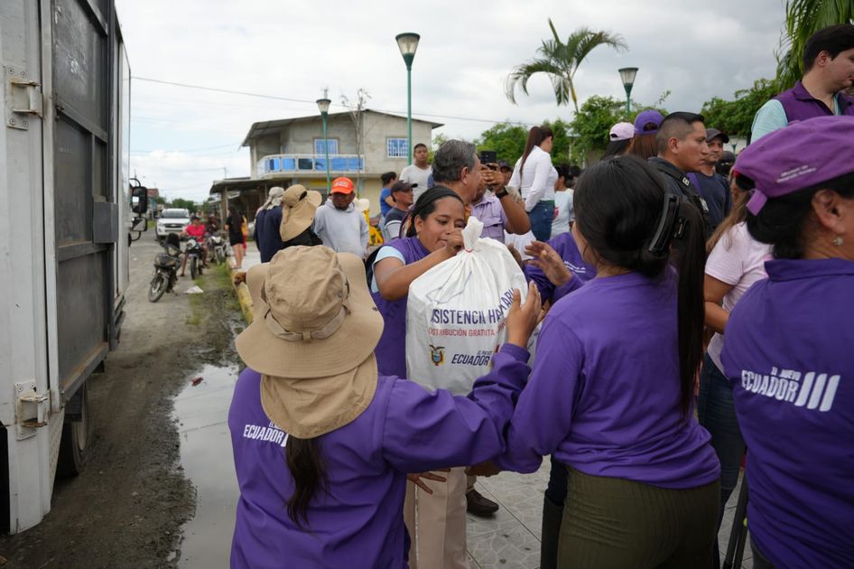 Gobierno entrega más de 400 kits de ayuda humanitaria a familias afectadas por lluvias en el Guayas