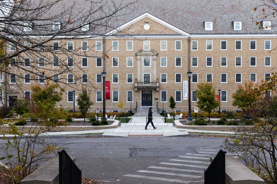 Universidad de Cornell enfrenta crisis por denuncias de agresión sexual y cuestionamientos a su gestión