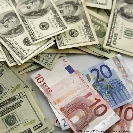 La guerra del dólar digital contra el euro: ¿Quién liderará la próxima revolución financiera global?