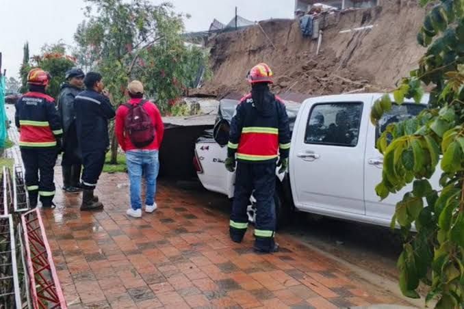 Bomberos y personal municipal activan protocolos de emergencia por intensas lluvias en Quitumbe