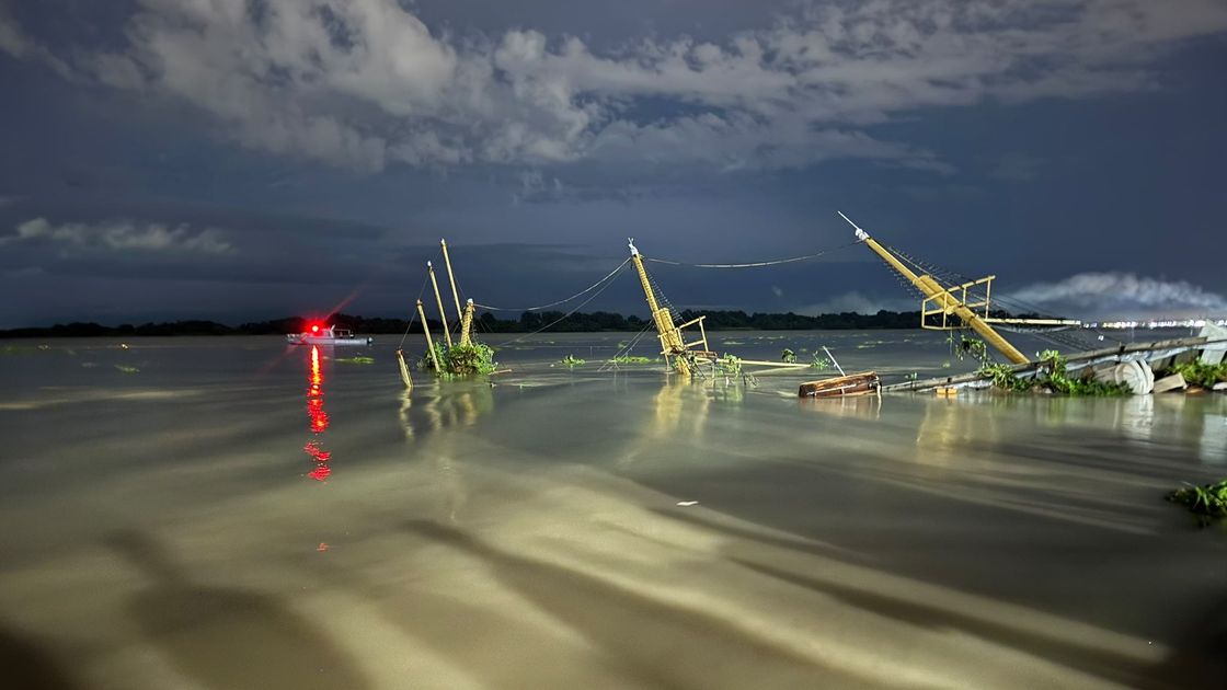 Embarcación turística se hunde frente al Malecón 2000 y un pasajero es rescatado del río Guayas