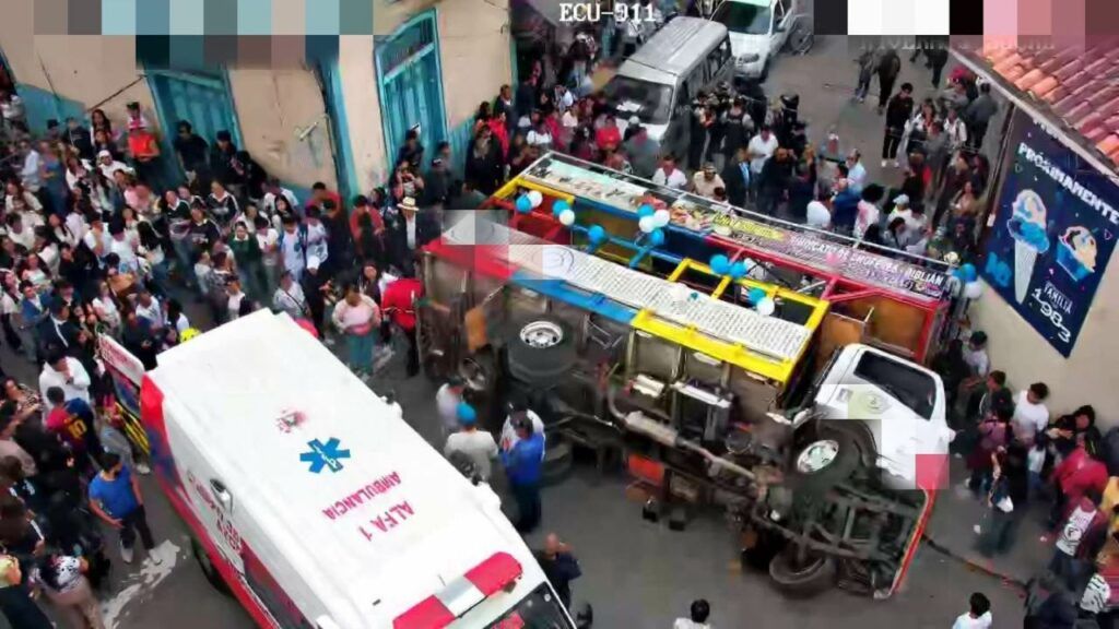 Volcamiento de chiva con estudiantes deja 22 heridos en Azogues