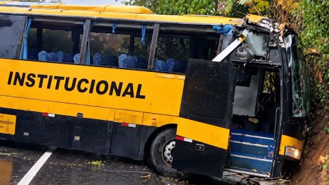Accidente de bus institucional deja un muerto y dos heridos en vía a la Costa