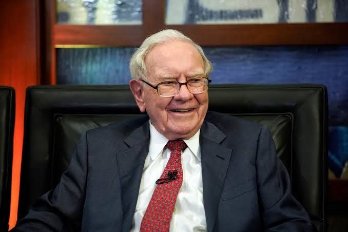 Warren Buffett renuncia a la presidencia de Berkshire Hathaway; Greg Abel lo sucede