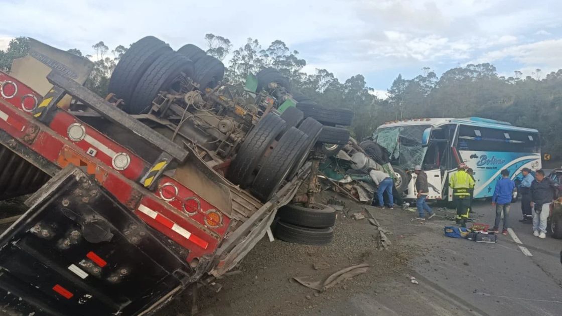 Choque entre camión y bus cierra vía Alóag-Santo Domingo