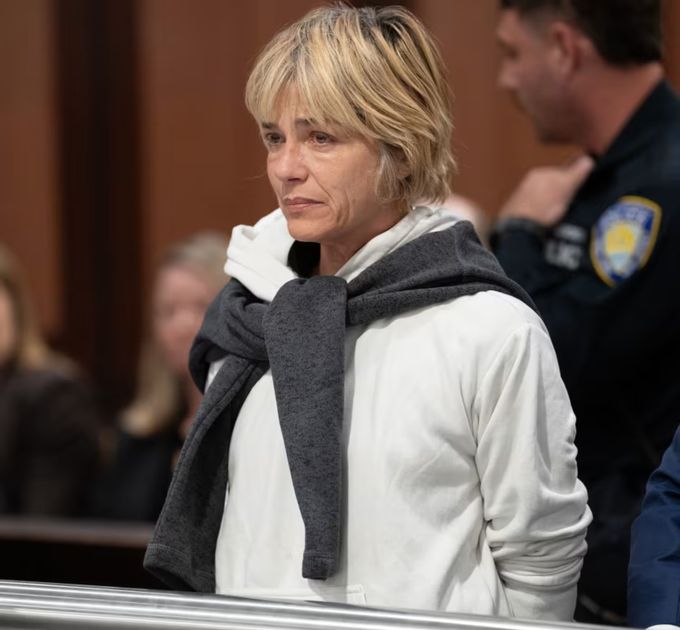 Selma Blair enfrenta acusaciones por incidente aéreo; su representante atribuye hechos a emergencia médica