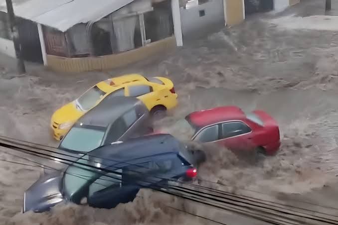 Quito vuelve a inundarse: la urgencia de respuestas estructurales ante lluvias recurrentes