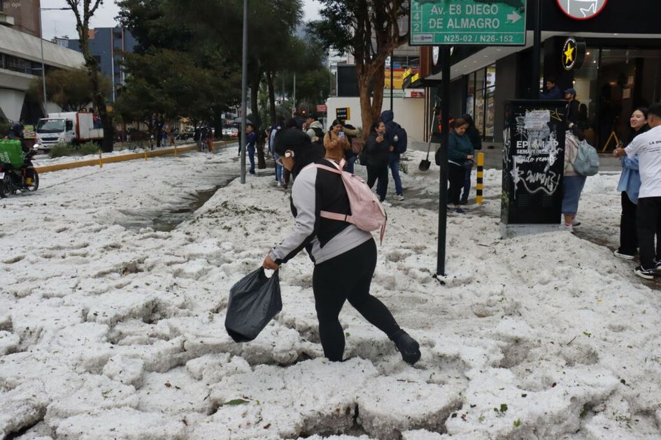 Tráfico caótico en Quito tras granizada cierra vías y paraliza movilidad urbana