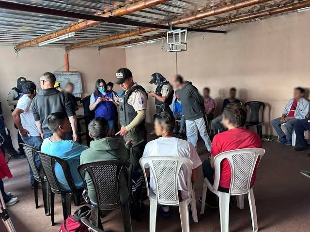 Autoridades clausuran centro de rehabilitación clandestino con medicamentos vencidos en Quito Sur