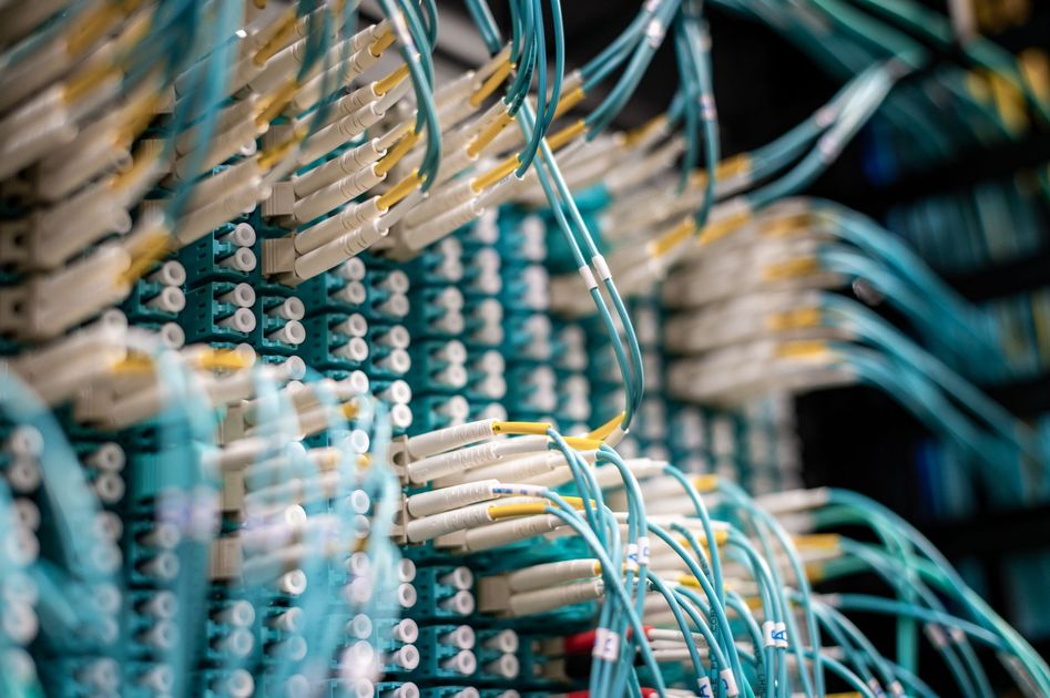 Ecuador acelera su salto digital con más del 80% de cobertura de fibra óptica