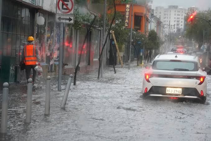 Lluvias en Quito dejan seis emergencias, vías afectadas y daños en el Metro