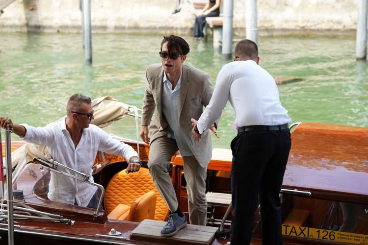 Robert Pattinson estremece con su interpretación de Chris Hansen en Venecia
