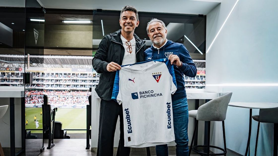 Marcelo Gallardo recibió una camiseta de Liga de Quito tras victoria